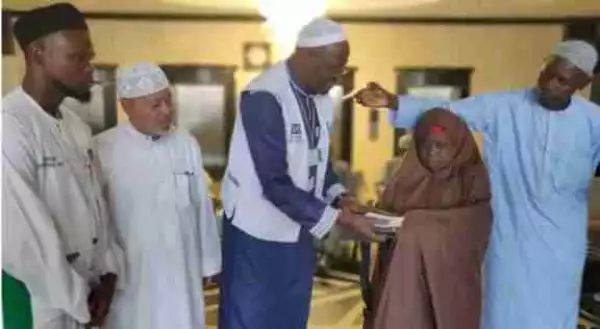 Nigerian Woman Receives Lost N250K Which Was Found By Hotel Worker In Saudi (Photo)